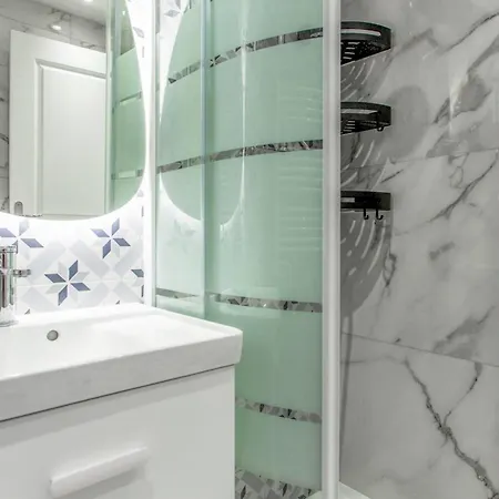 公寓 Cozy Near The 昂蒂布