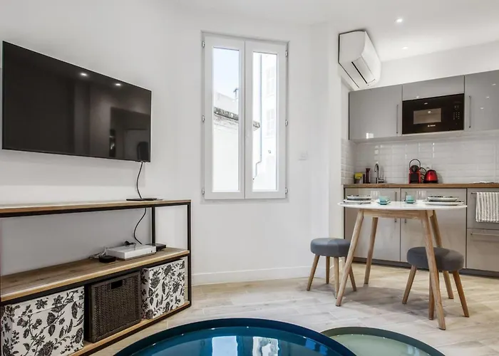 公寓 Cozy Near The *